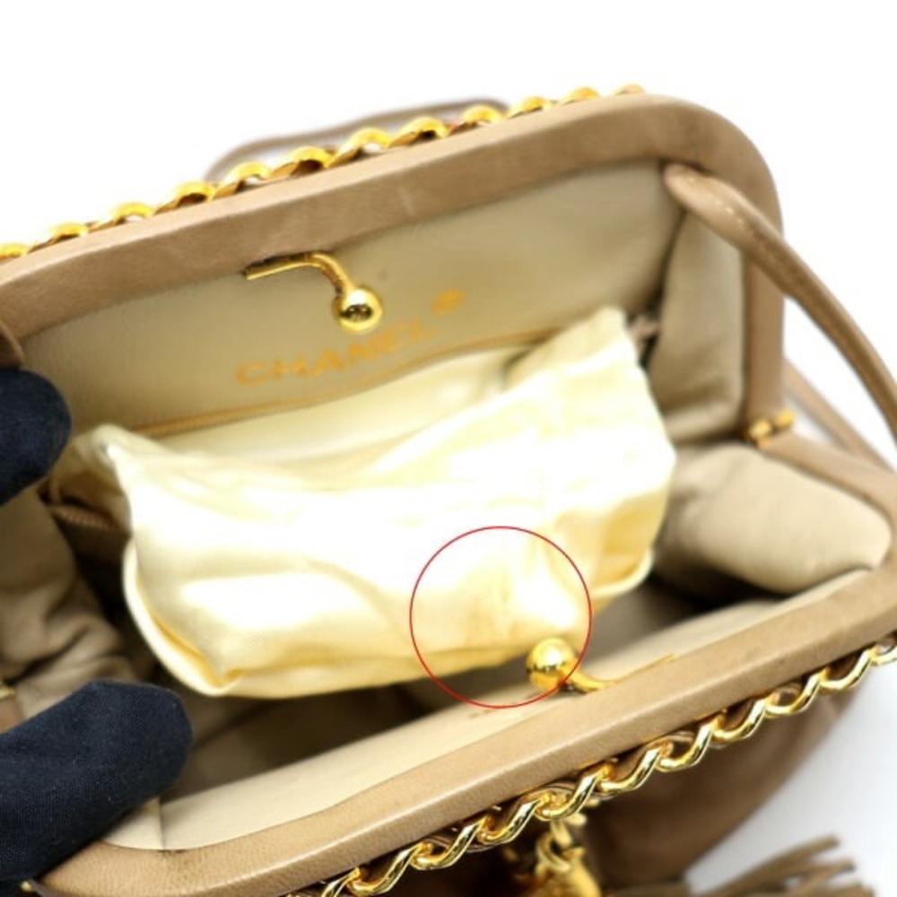 Authentic CHANEL 1988 kiss lock chain around beige Lambskin crossbody bag - Picture 10 of 13